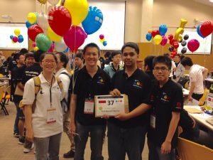 Tim WWW foto bersama nomer meja mereka